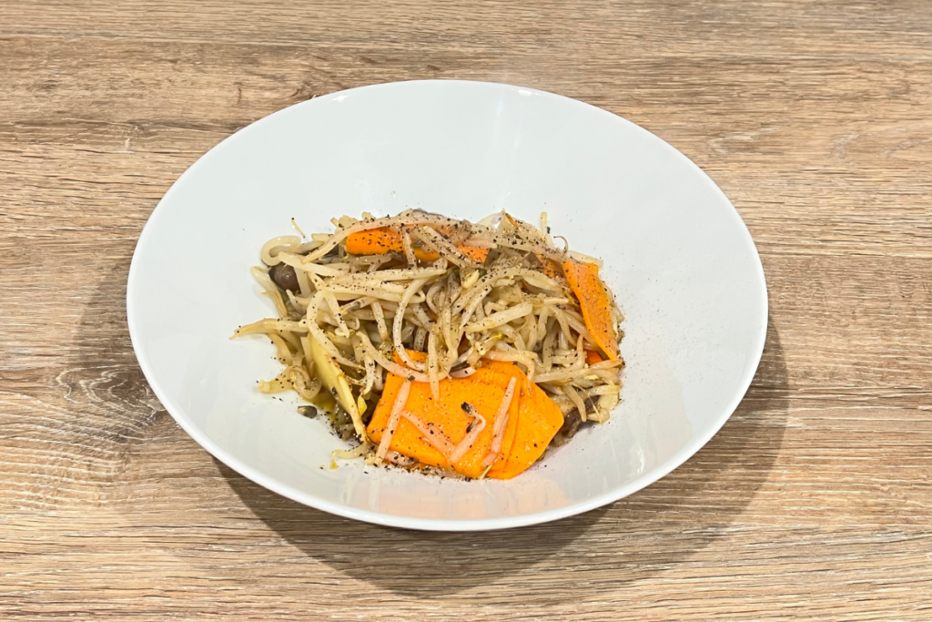 Black Pepper Stir-Fried Bean Sprouts With Shiitake Mushrooms