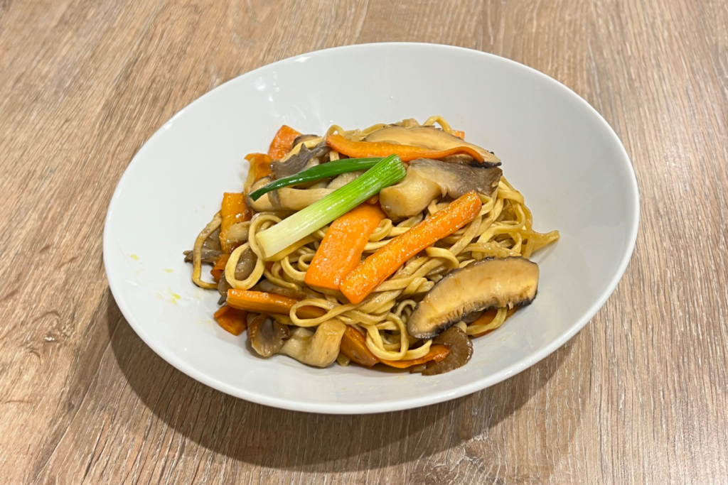 Soy Sauce Stir-Fried Noodles With Oyster Mushrooms